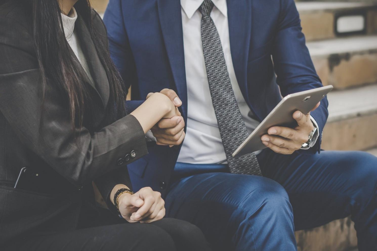Gráficos financieros y análisis de mercado en pantallas profesionales