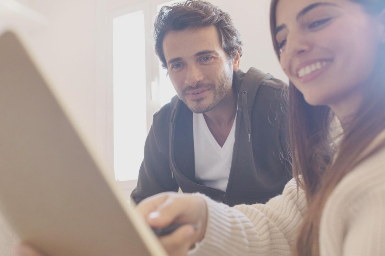 Profesionales analizando documentos financieros en una oficina moderna