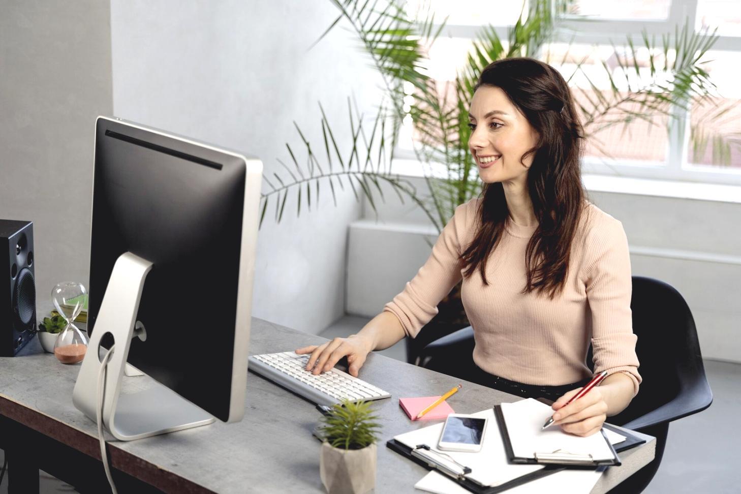 Profesionales analizando datos financieros