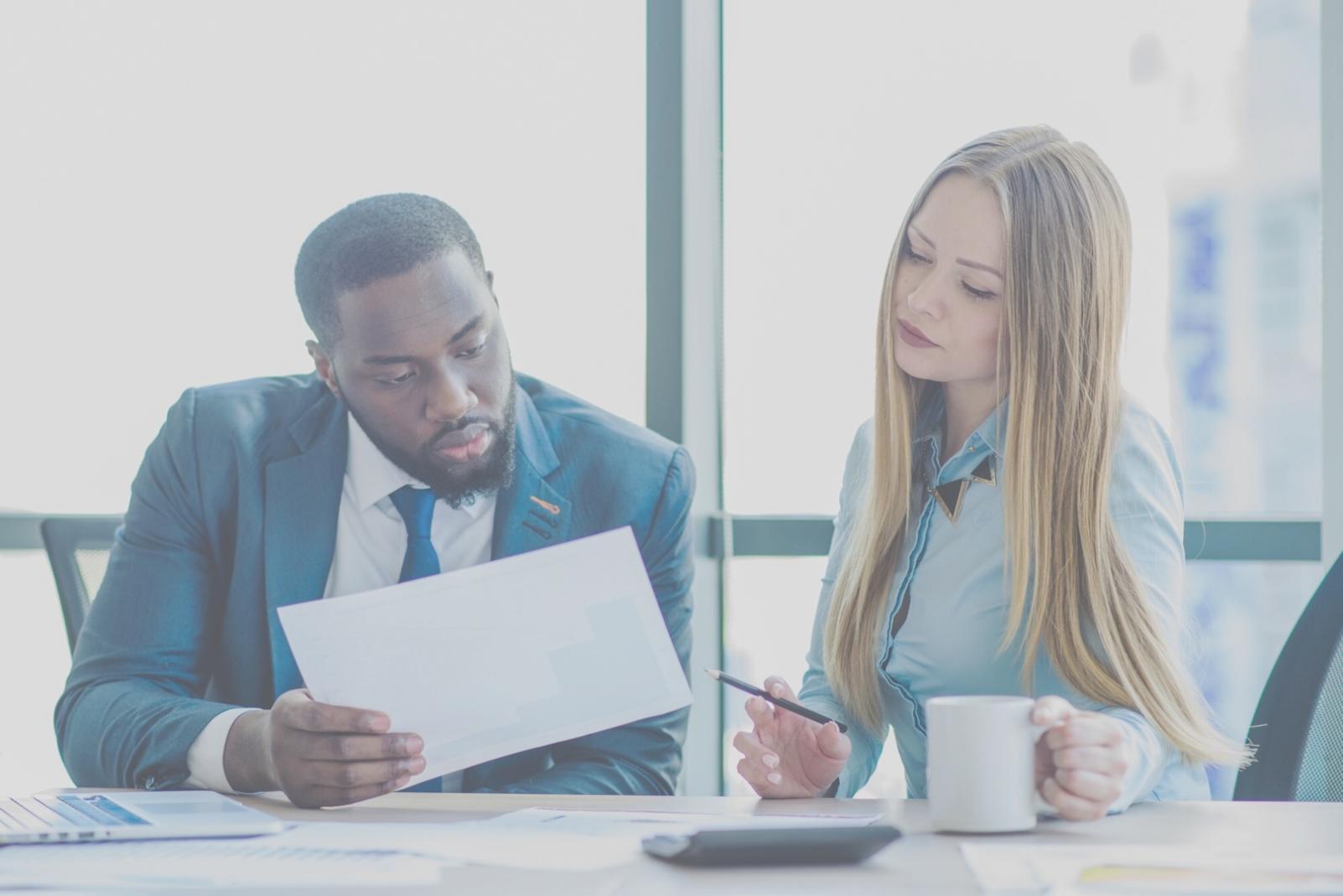 Equipo trabajando en análisis financiero